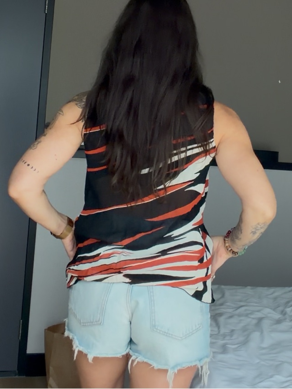 Womens Black & Orange Wave Print Sheer Sleeveless blouse / flowy tank. Size M - Picture 4 of 15